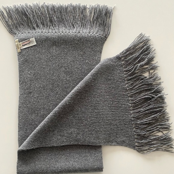 Authentic Burberry 100% Cashmere Scarf - Picture 2 of 8